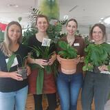 Mitarbeiterinnen der Stadtbibliothek bei der Pflanzentauschparty