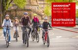 Fünf Fahrradfahrende am Wasserturm