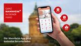 Hand mit Mannheim App im Hintergrund der Wasserturm