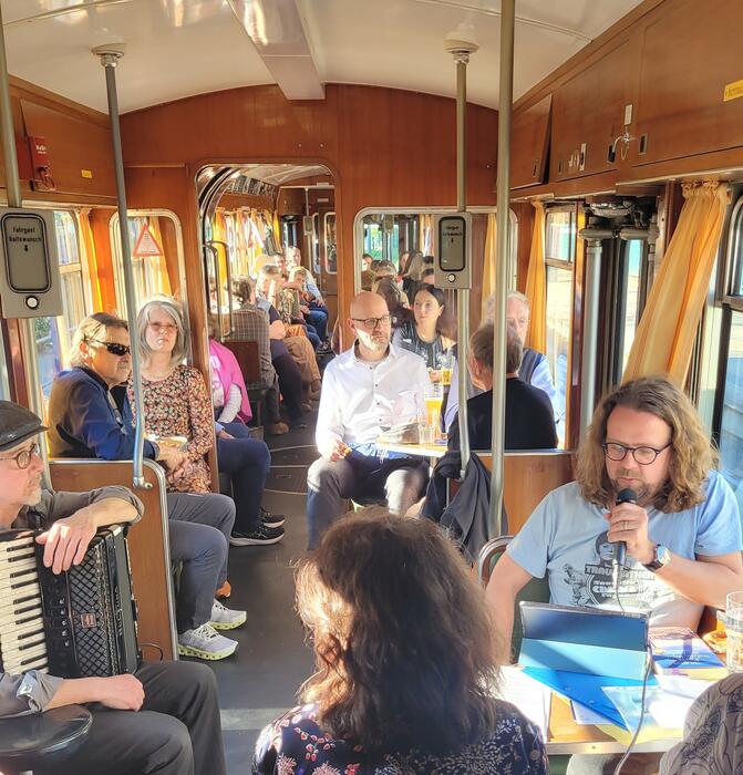 Markus B- Altmeyer liest aus seinem Buch in der historischen Straßenbahn