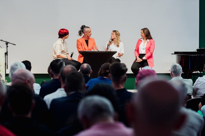 Diskussionsrunde unter Moderation von Janboris Ann-Kathrin Rätz