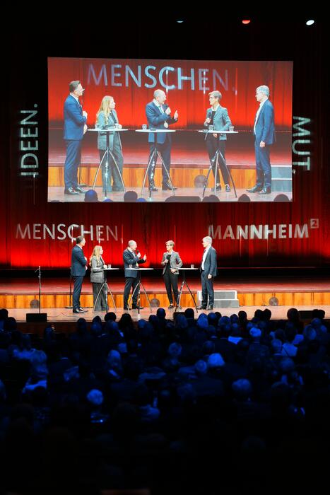 Talkrunde mit Prof. Dr. Maurice Stephan Michel (Universitätsklinikum Mannheim), Miriam Scharlibbe (Mannheimer Morgen), OB Christian Specht, Dr. Claudia Fleischer (Roche Diagnostics) und Dr. Gabriël Clemens (MVV Energie) (v.l.)