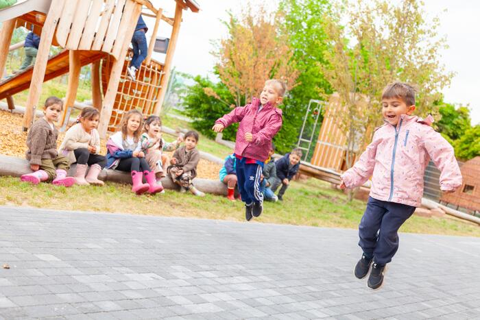 Kinder spielen